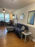 Walk to Waterfront Dining, Shops, Wine Bar. 2 Miles from I-95. No Pet Fee!