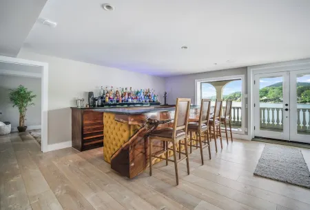 Escape to a Luxury Lakehouse Retreat- Chefs Indoor Outdoor Kitchen Hot Tub Steam Отели в г. Нью Фэрфилд