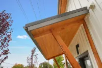 New 2 Bd Luxury Townhouse- King Bed, Downtown, near Hospital, Close to Wineries