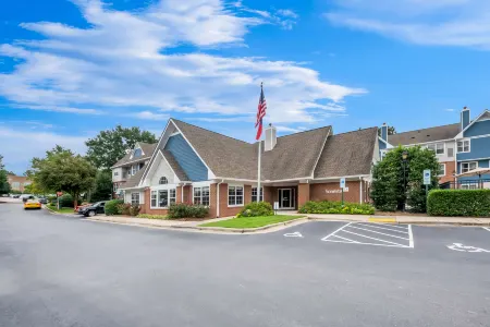 Sonesta ES Suites Raleigh Cary Отели рядом с достопримечательностью «Aspen Center»