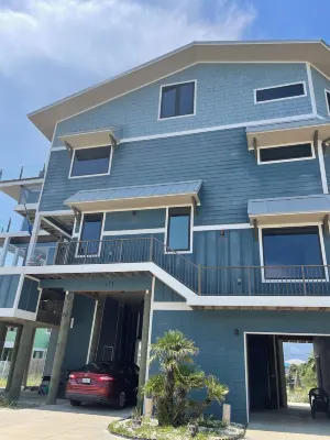 Scenic suite steps from the Gulf. Отели рядом с достопримечательностью «Pensacola Beach Gulf Side Artificial Reef»