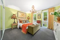 Luxury  Secluded, in Nature - Pet Friendly.  Walk to Village Cafe's, Shops