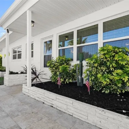 The Shore House! 1 Block to Beach and Dining