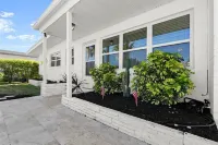 The Shore House! 1 Block to Beach and Dining Hotels in Port Orange