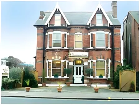 The Wimbledon Hotel Отели рядом с достопримечательностью «Баддхападипа Темпл»