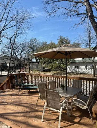 Lake house on Lake LBJ Cove w/Sundeck, Patios and Lake Living – Dog Friendly!