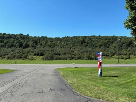 Charming 1-bedroom apartment in Greene for up to 4 guests, family & dog friendly