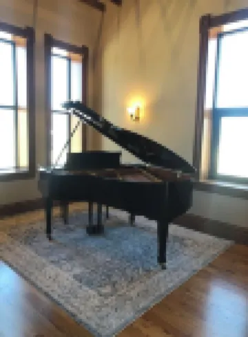 Spacious 2-bedroom loft above the International Owl Center in Houston, MN