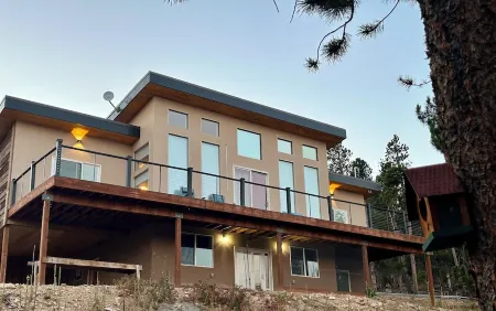 Rocky Mountain 3-Bedroom House with Spectacular Views and Outdoor Jacuzzi!