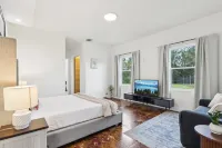 Breezy Getaway with Pool • Jacuzzi • BBQ • King Beds Hotels near PLAYMOBIL FunPark