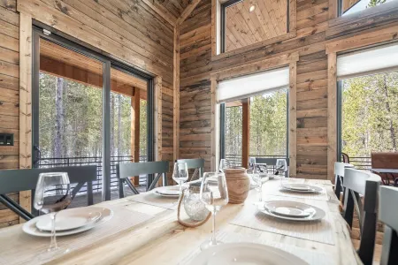 Yellowstone Luxury Cabin, Hot Tub, Game Room,EV Hookup,Massive Deck,5Bed/3.5Bath Отели рядом с достопримечательностью «Pinecone Playhouse at Mack's Inn Resort»