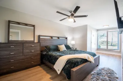 Waterfront Gorgeously Updated Apartment 2 Bed