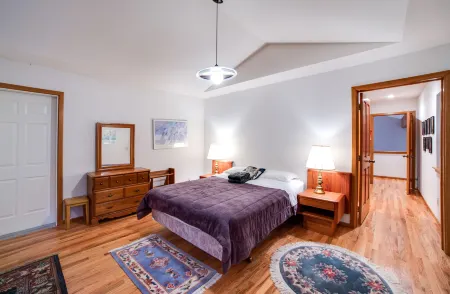 Snowline Cabin #51 - Executive Style Vacation Home That Sleeps 8!