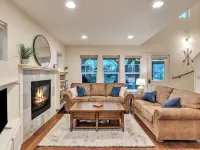 Dover Dreamin’ – Lake Life starts here! 3BD, 3BA Retreat, Steps from the Water Hotels in Dover