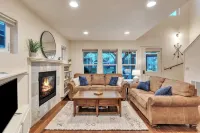 Dover Dreamin’ – Lake Life starts here! 3BD, 3BA Retreat, Steps from the Water Hotels in Dover