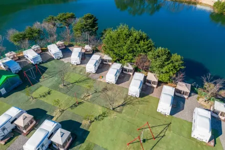 Cheolwon Noblesse Glamping Caravan Отели в г. Чхорвон