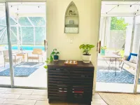 Newly Renovated 4-bedroom Oasis with Private Pool & Hot-tub- Minutes to Beaches Hotel a Vero Beach South