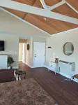Charming 1-bedroom carriage house in delightful Charlestown with WiFi, AC