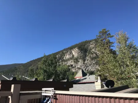 Cozy modern cabin 1 block from Main St Frisco! Отели рядом с достопримечательностью «Walmart»