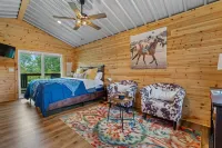 Cabin #1 @ Rock Creek Cabins! King Bed! 15 min. to Bathhouse Row! Pet Friendly!