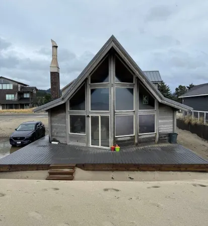 Beachfront 3-bedroom 2-bath beachhouse with WiFi in charming Pacific City