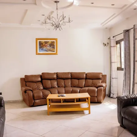 Apartment Sleeps 6 with Free Parking