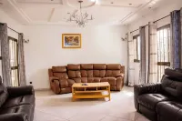Apartment Sleeps 6 with Free Parking