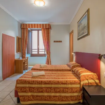 Alessandro Palace & Bar Hotel dekat Vila Ada