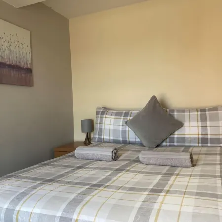Apartment - Sleeps 2 - Pet Friendly - Parking