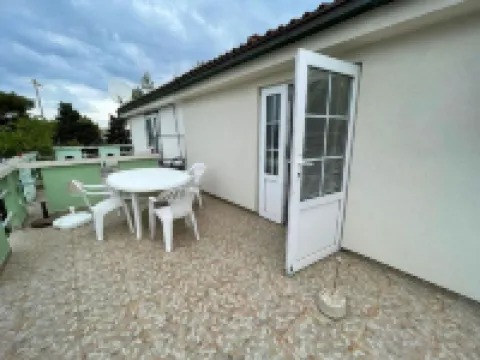 紅色公寓，可容納05人