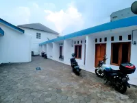 RedDoorz Syariah Plus Near Jatiwarna Toll Gate Hotels in Jatiasih