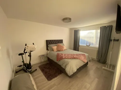 Prestatyn 2-Bed Bungalow Sleeps 5 with Hot Tub