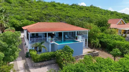 Coral Dreams Ocean Whispers at Villa Solaris Отели рядом с достопримечательностью «Cas Abao Beach»