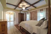 Riverside Ranch by AvantStay Mins to Downtown