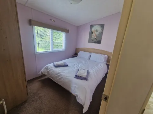 Lodge Sleeps 4 - Pet Friendly with Private Parking