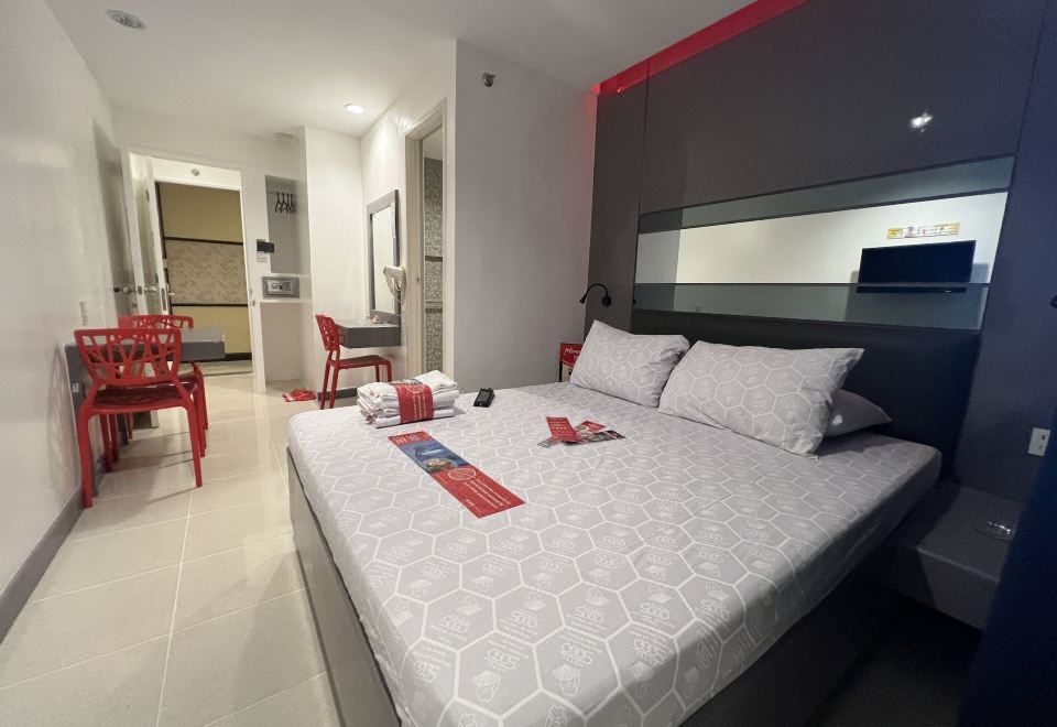 Hotel Sogo - Edsa Trinoma의 깔끔한 객실 모습