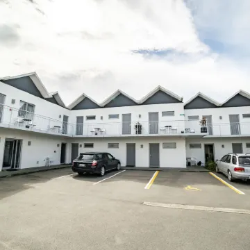 Airport Delta Motel Hotels near Burnside