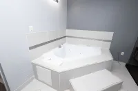 Days Inn by Wyndham Sharonville - parking