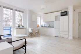 Rondo ONZ Sunny Apartment by BookingHost