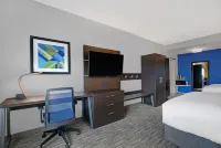 Holiday Inn Express & Suites Milwaukee - Brookfield Hotels in Brookfield