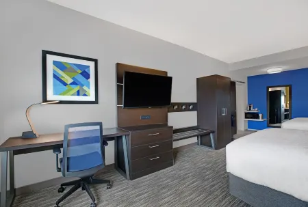 Holiday Inn Express & Suites MILWAUKEE - BROOKFIELD by IHG