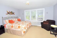 Aunt Beas Bungalow - Right in Town!