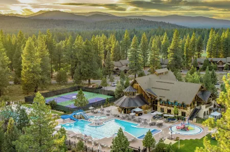 The Cottages at Old Greenwood Отели рядом с достопримечательностью «California Historical Landmark 780-6: Transcontinental Railroad in Truckee»