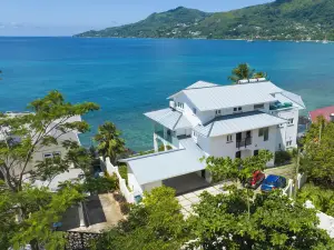 VallonEnd Beachfront Villa with Excellent View