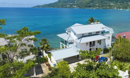 VallonEnd Beachfront Villa with Excellent View