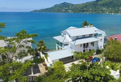 VallonEnd Beachfront Villa with Excellent View