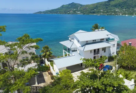 VallonEnd Beachfront Villa with Excellent View