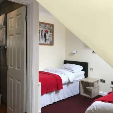 Cassandra Guest House Отели рядом с достопримечательностью «Торговый центр "Марш-Миллз"»