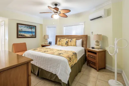 Coconut Beach Resort Отели рядом с достопримечательностью «Ки-Уэст Баттерфлай энд Нейчер Консерватори»