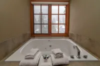 Banff Caribou Lodge and Spa - Hot Tub